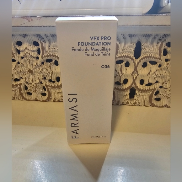 VFX Pro Liquid Foundation - Picture 1 of 7